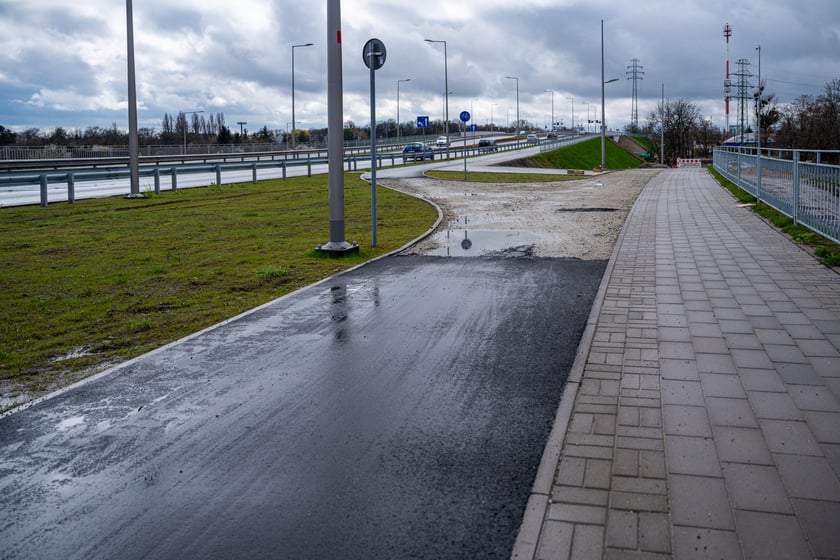 Przybywa asfaltu na kolejnych odcinkach drogi rowerowej na alei Wielkiej Wyspy.